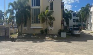 Parque del Rio Beautiful townhouse 330K OBO